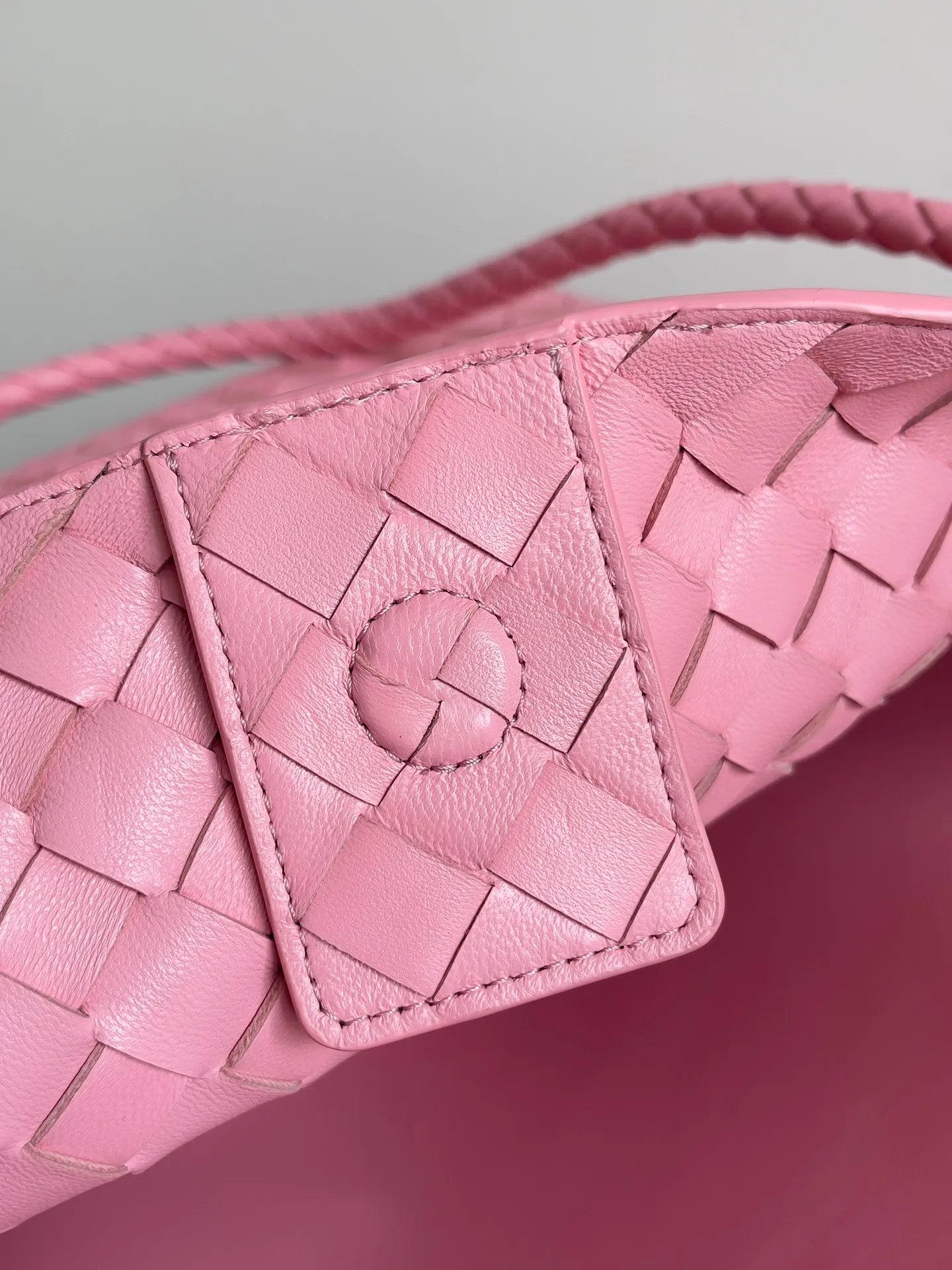 Batch 3760 Recently, the same style of bag that celebrities love is both high-end and practical. Michelle Yeoh, Kim Namjoon, Jing Boran, Tong Liya, Sun Qian, Wu Qianyu, Du Juan, Ma Yili and Bai Baihe are all carrying Bottega Veneta summer series Andiamo handbags. Andiamo has a simple structure and rounded lines. The whole piece is made of Nappa leather. It is comfortable, soft and dynamic. It adds interest to daily life and can be easily matched with various styles. Andiamo handbags are available in three sizes: small, medium and large. There are many colors to choose from, which can meet different needs. You can really carry it whether it is daily or attending events. Style number: 743575 Size: 45*22*34 including handle height 44cm
